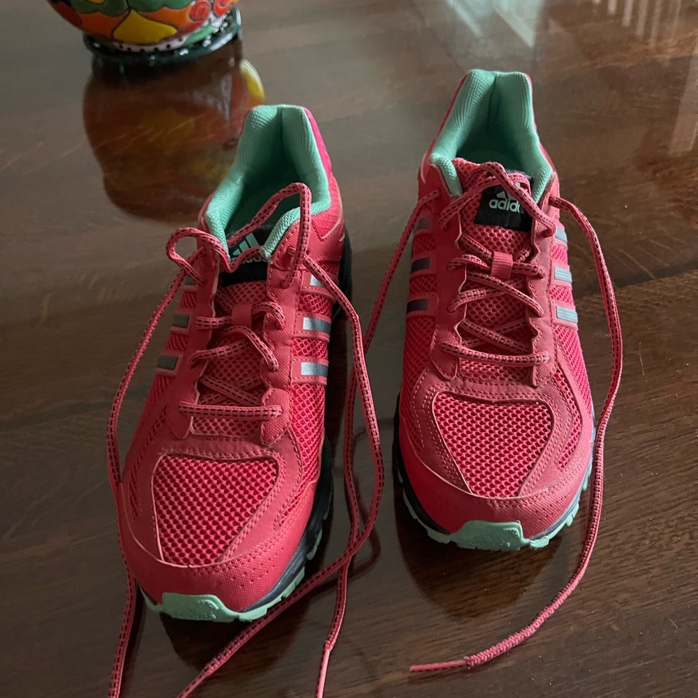 Addis women’s size 10 sneakersr